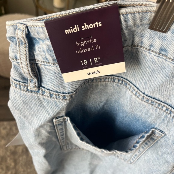 NWT Target Ava & Viv High Rise Relaxed Fit Midi Jean Plus Size Shorts, 18 - Picture 4 of 6